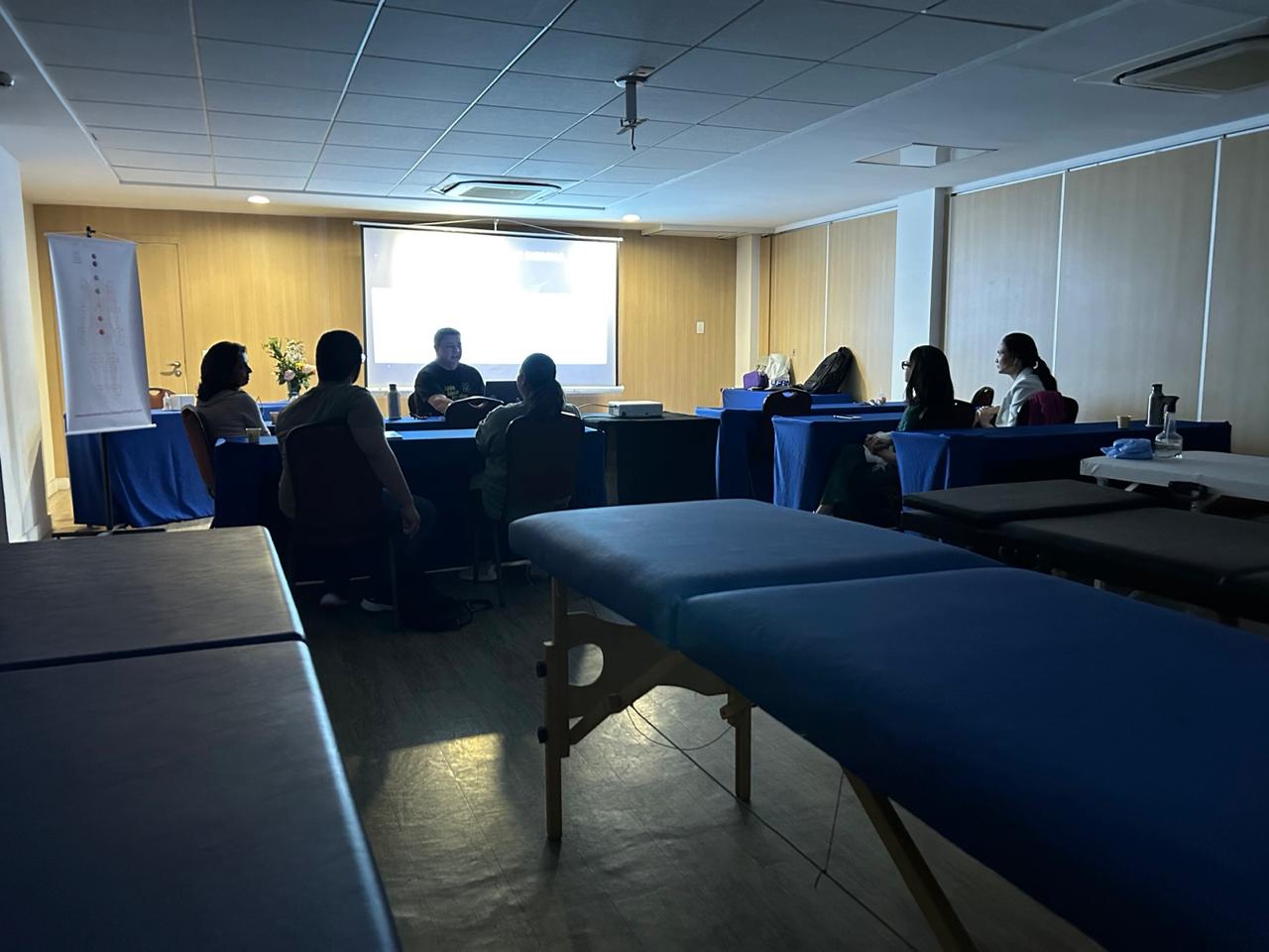 Turma em prática com macas durante a vivência