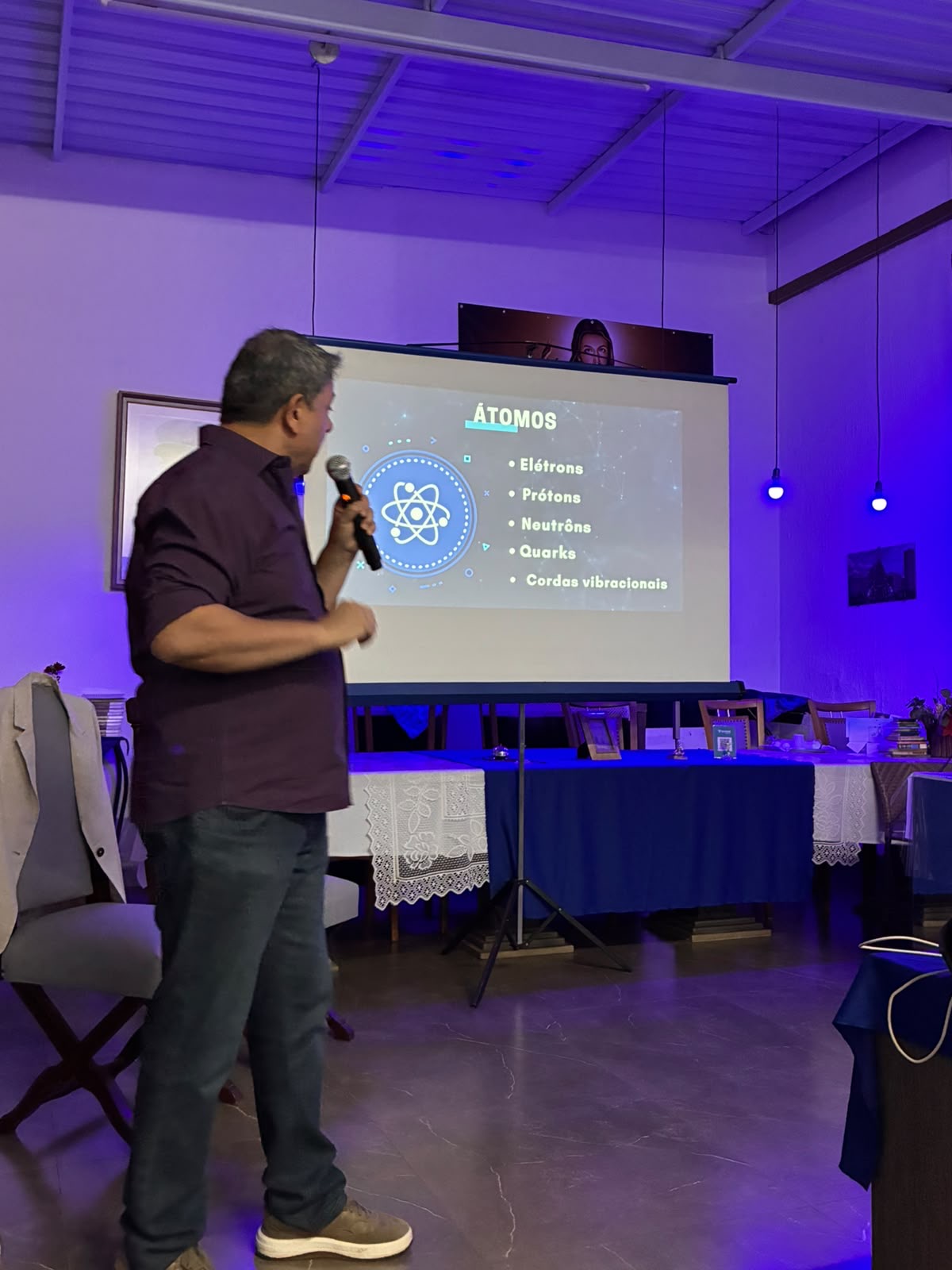 Prof. Jonas explicando a estrutura do átomo durante a palestra