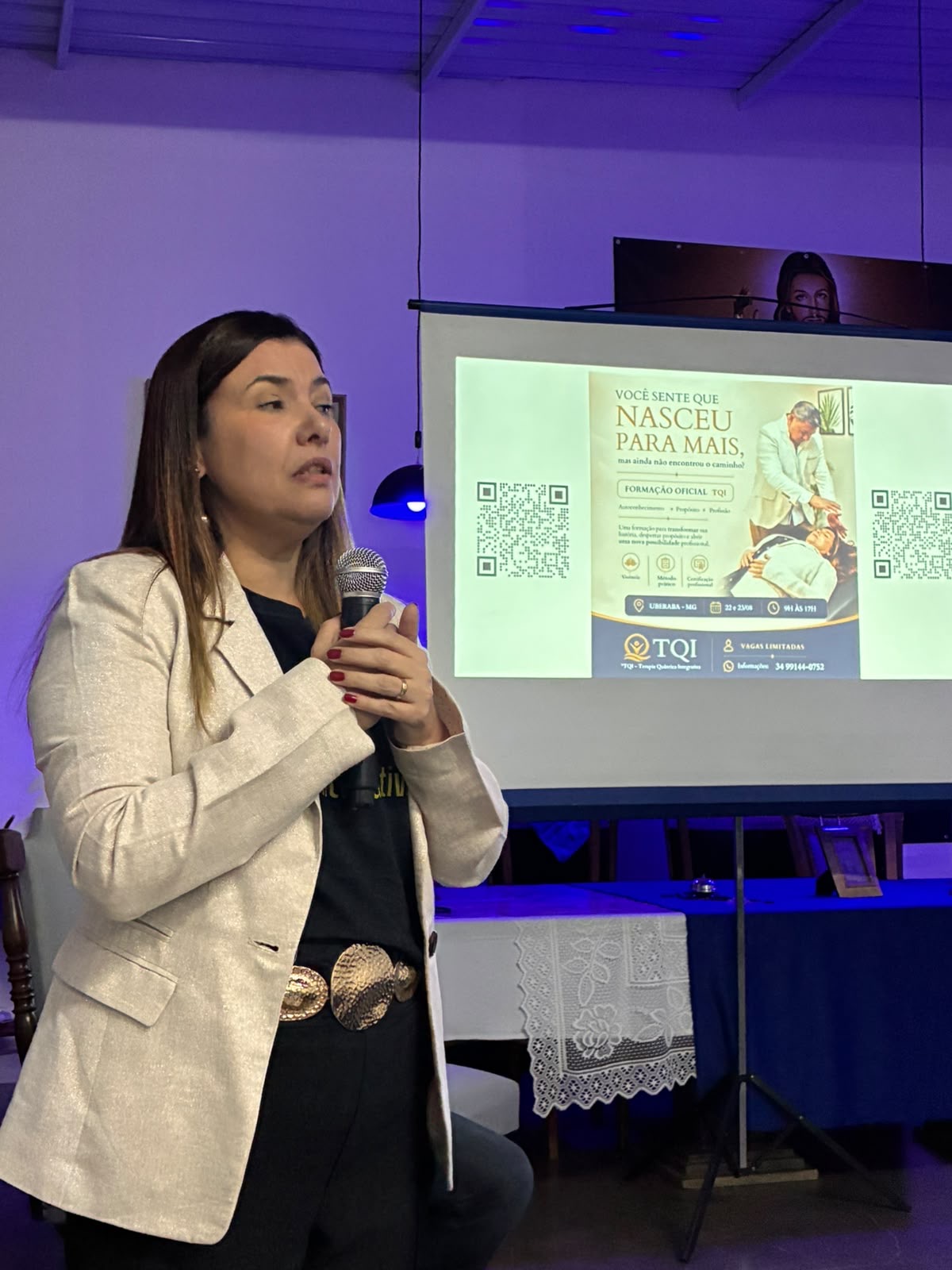 Facilitadora apresentando a Formação Oficial TQI durante o evento
