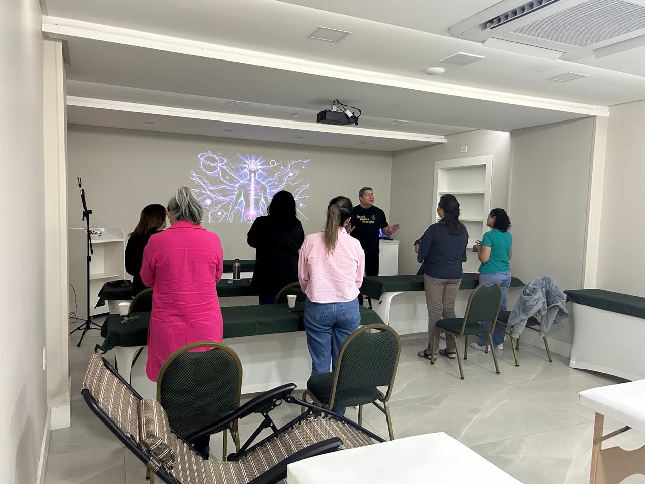 Prática vivencial em grupo com projeção do corpo energético