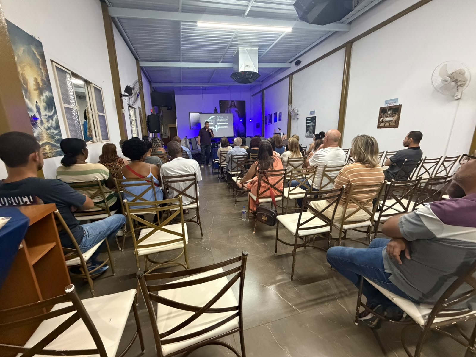 Público acompanhando a palestra vivencial em auditório