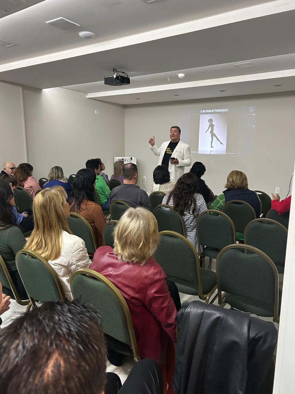 Sala cheia acompanhando a apresentação dos facilitadores