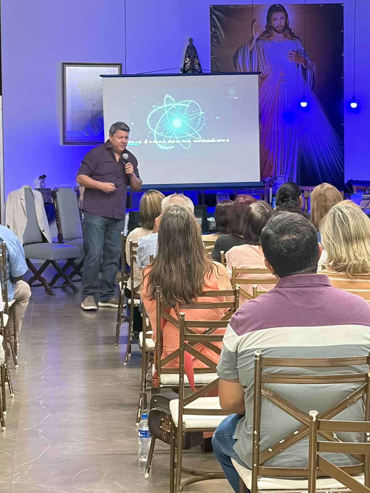 Apresentação sobre energia e consciência para o público